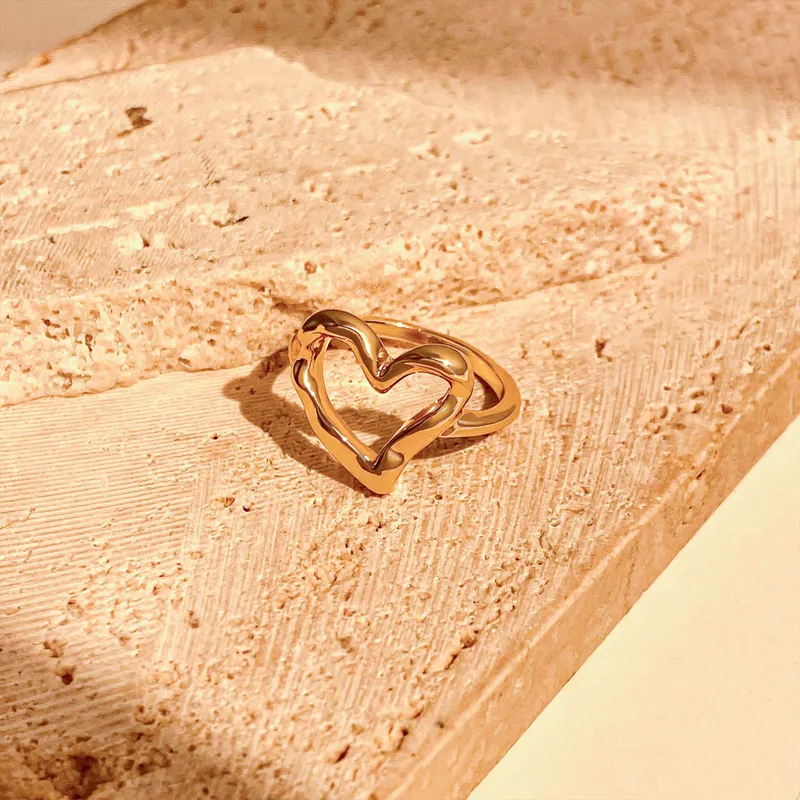 Heartfelt Shine – Minimalist Heart Ring