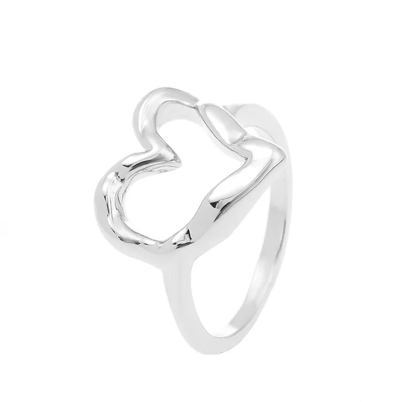 Heartfelt Shine – Minimalist Heart Ring