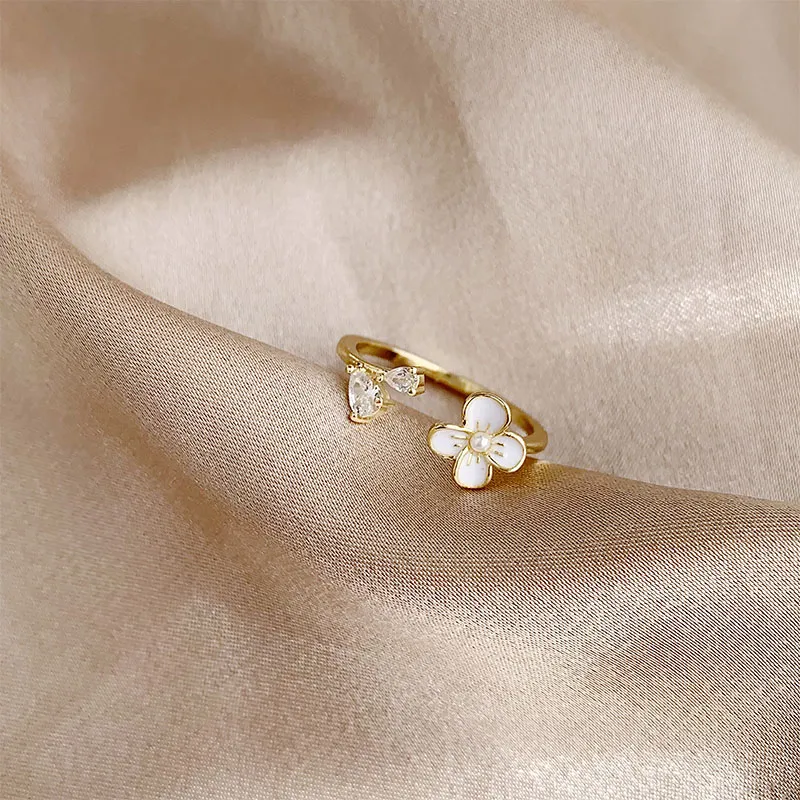 Blooming Grace – Delicate Flower Adjustable Ring